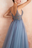 Robe trapèze en tulle bleu gris et col en V