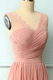 Robe en dentelle à volants blush