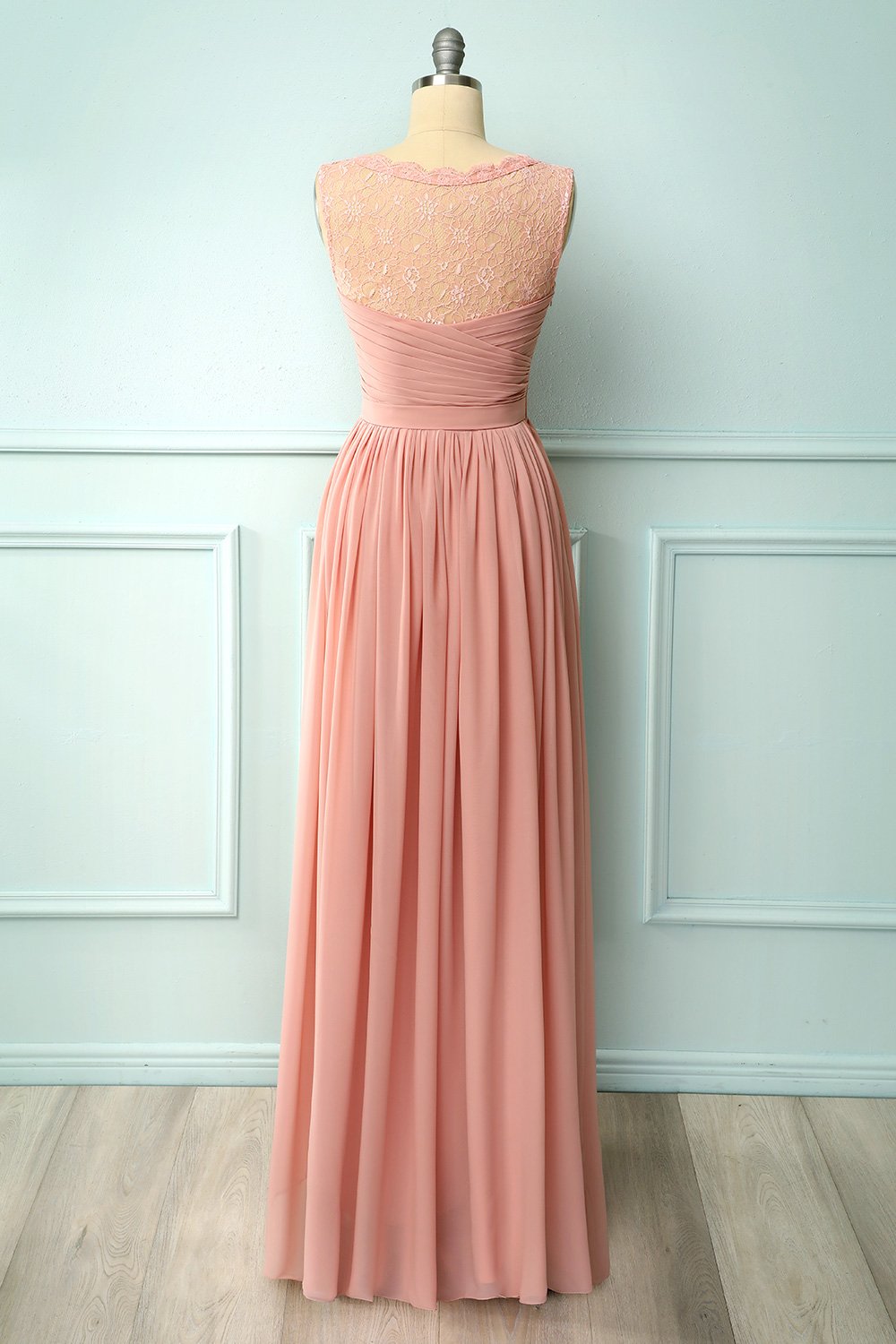 Robe en dentelle à volants blush