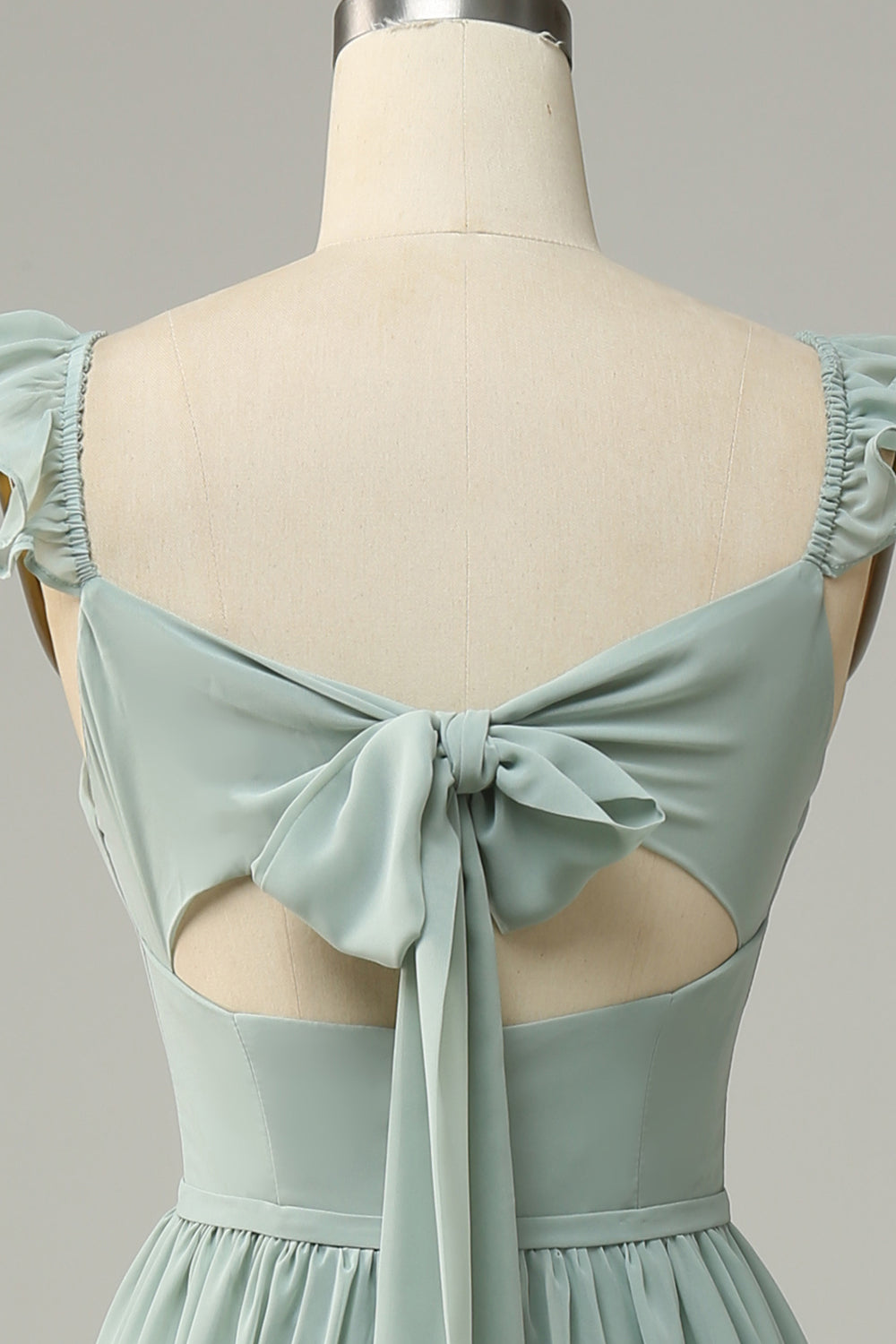 Une ligne poussiéreuse de sauge à volants robe de demoiselle d’honneur