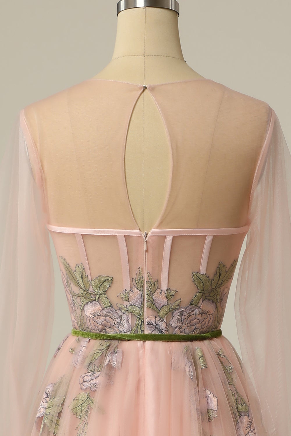 Une ligne Jewel Light Nude Long Prom Robe de bal avec broderie