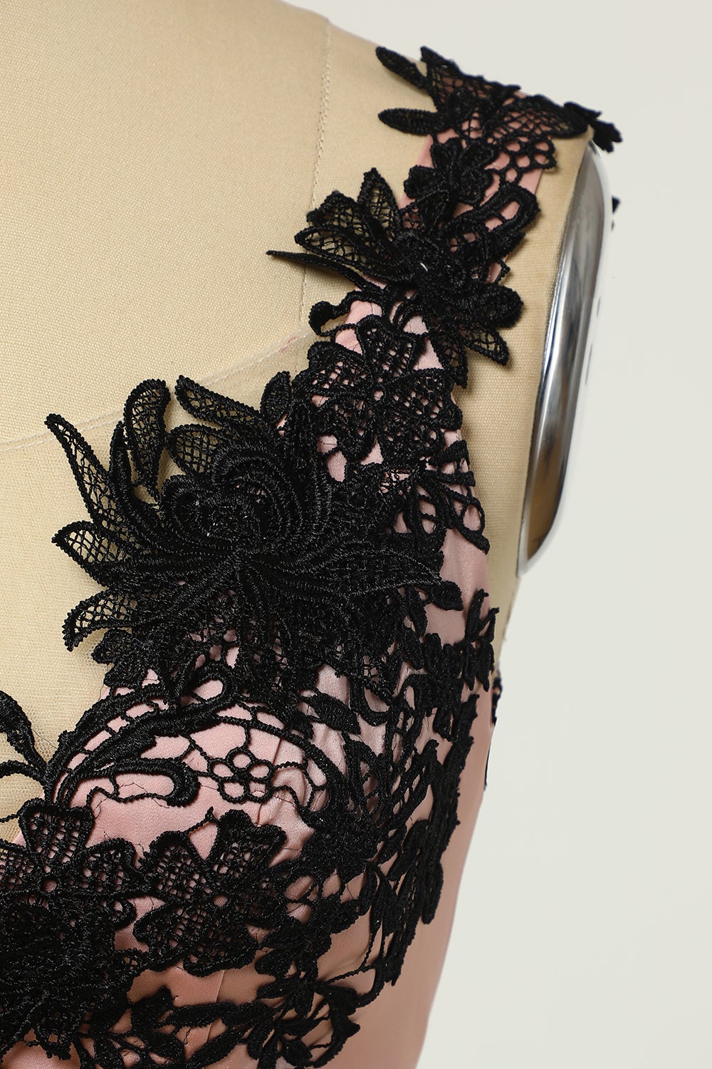 Gaine V Neck Black Nud Knee Length Robe de fête