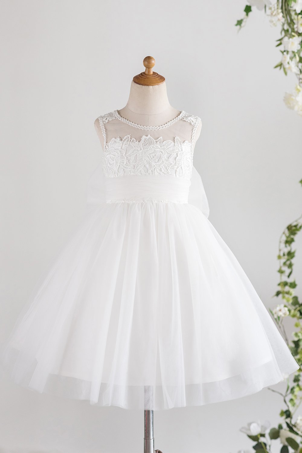 Robe de fille à fleurs blanches avec nœud