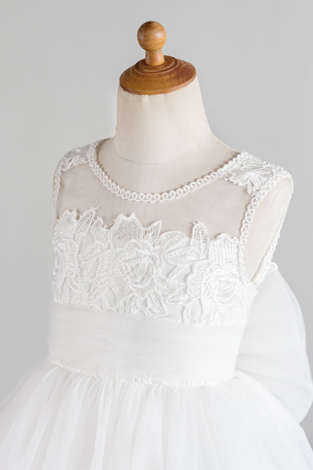 Robe de fille à fleurs blanches avec nœud