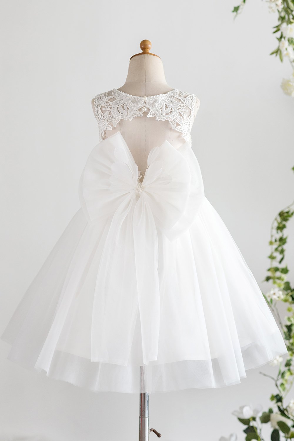 Robe de fille à fleurs blanches avec nœud