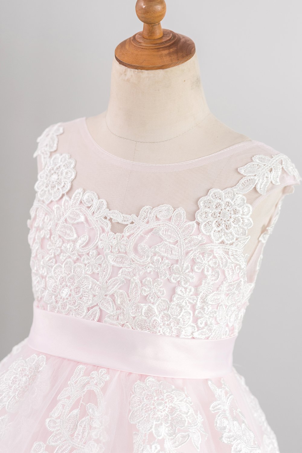 Robe de fille à fleurs rose pâle avec appliques