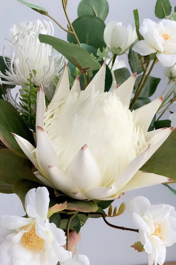 Mori Blanc Main Tenant Bouquet de Fleurs