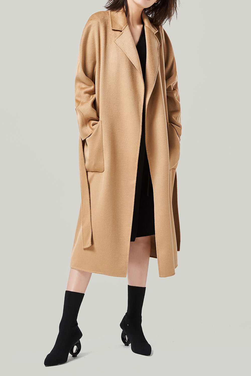 Manteau de laine ceinturé à revers noir avec poches