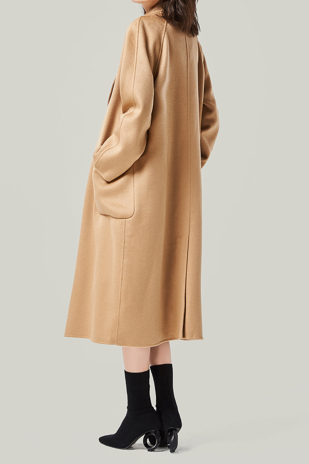 Manteau de laine ceinturé à revers noir avec poches