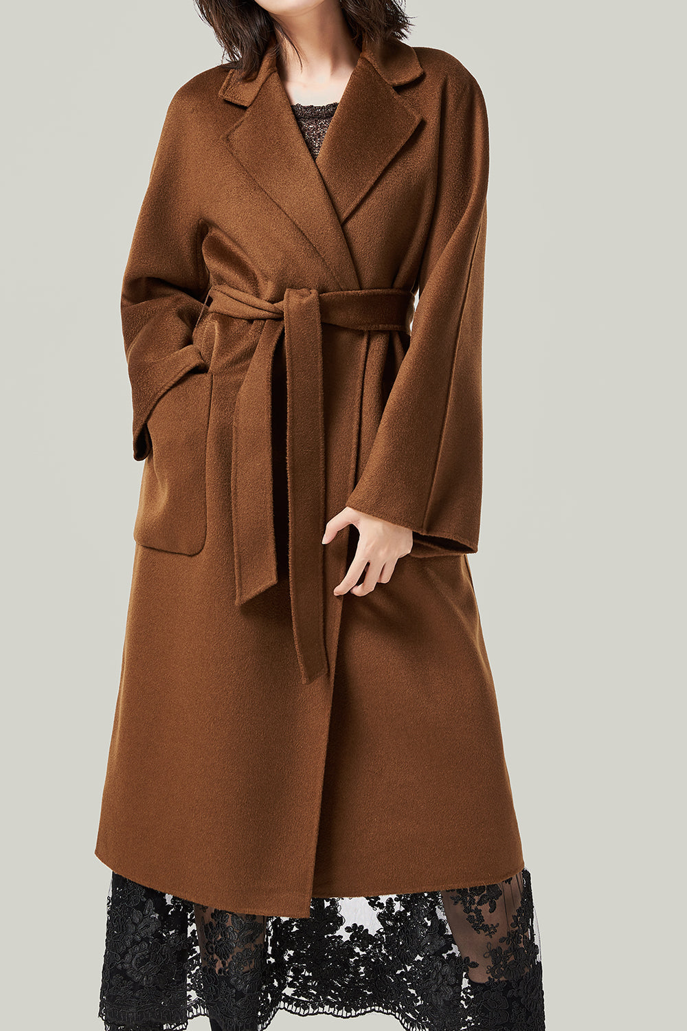 Manteau de laine ceinturé à revers noir avec poches