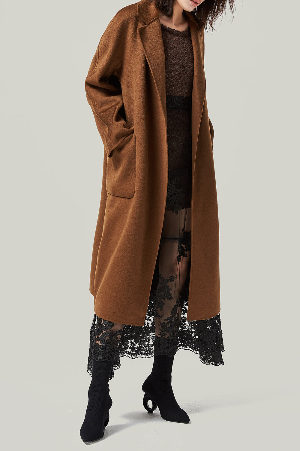 Manteau de laine ceinturé à revers noir avec poches