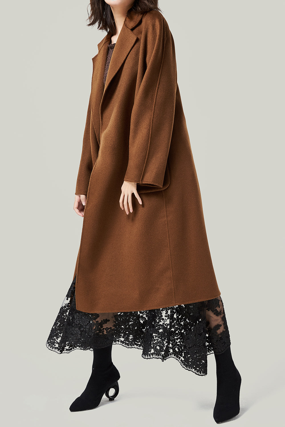 Manteau de laine ceinturé à revers noir avec poches