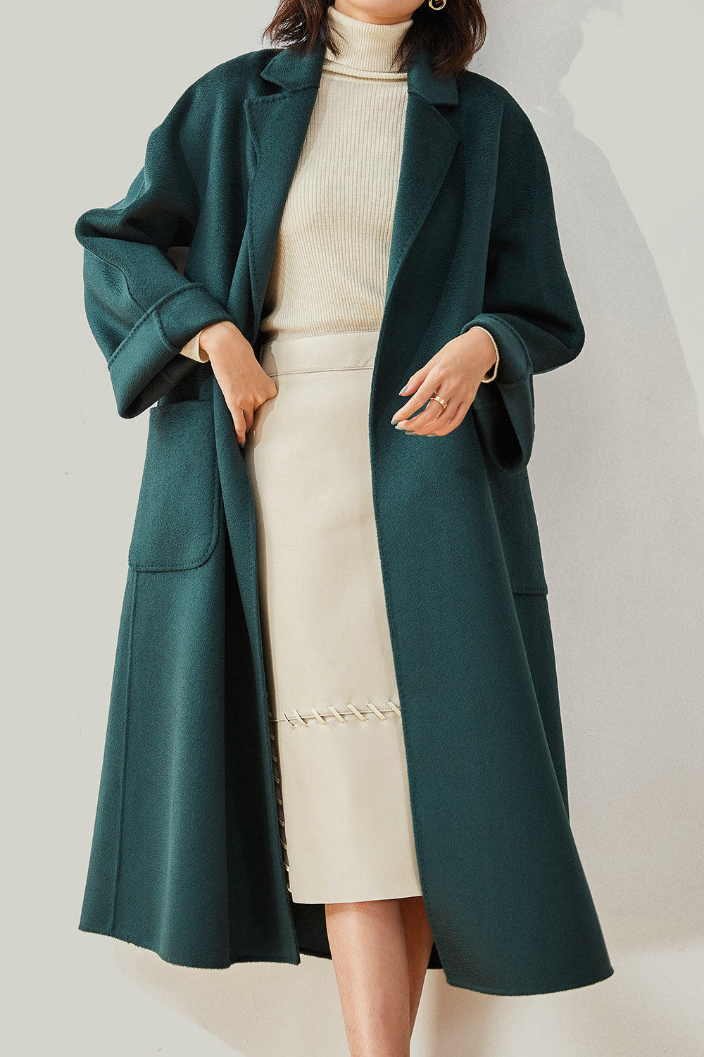 Manteau de laine ceinturé à revers noir avec poches