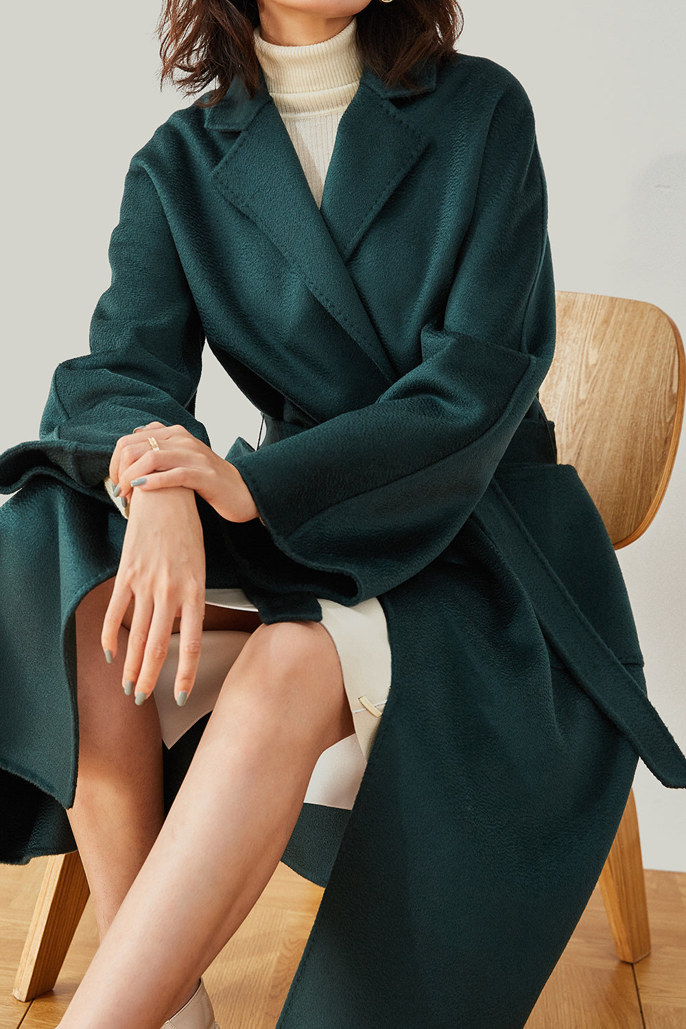 Manteau de laine ceinturé à revers noir avec poches