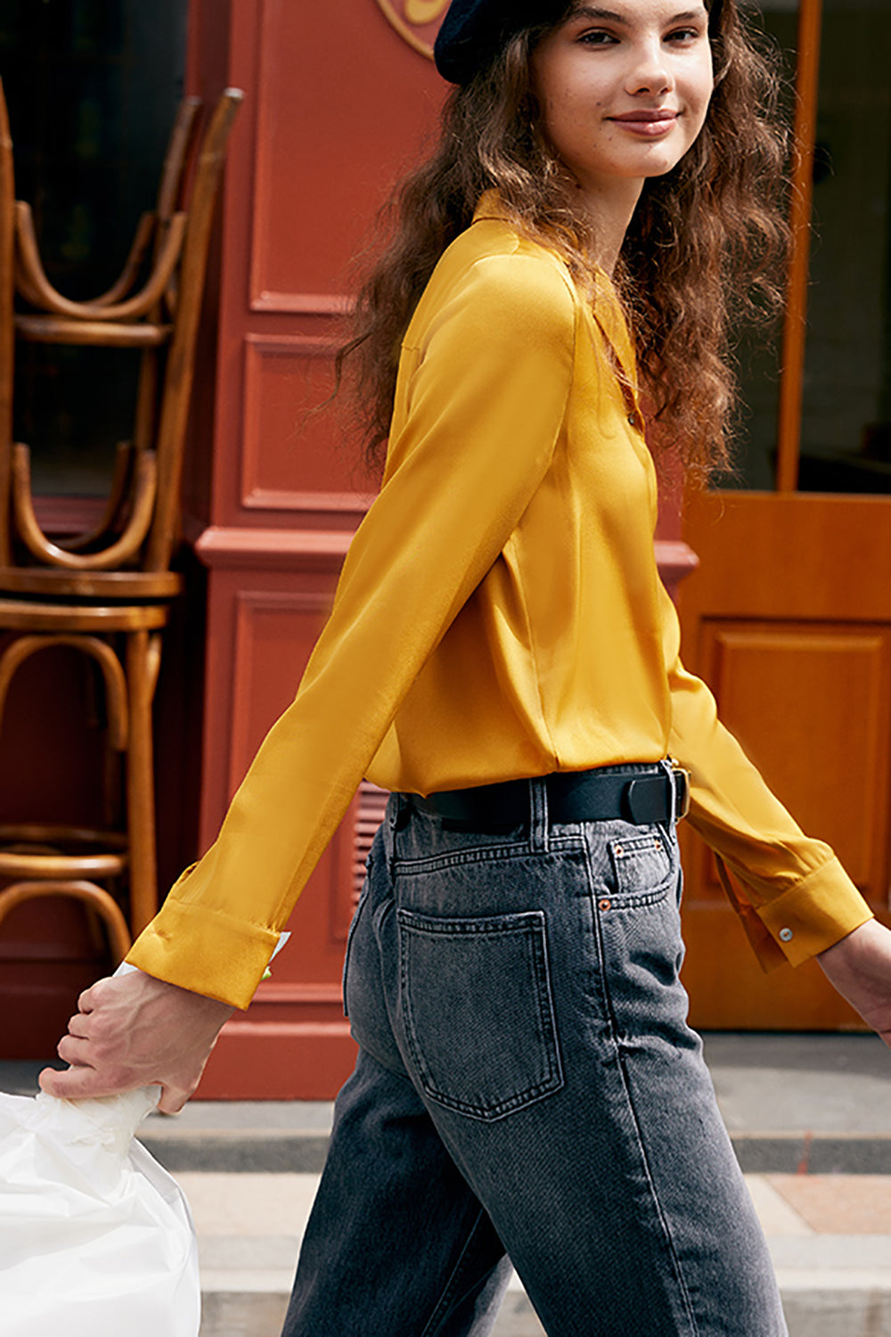 Femme en soie ivoire boutonnée vers le bas chemisier