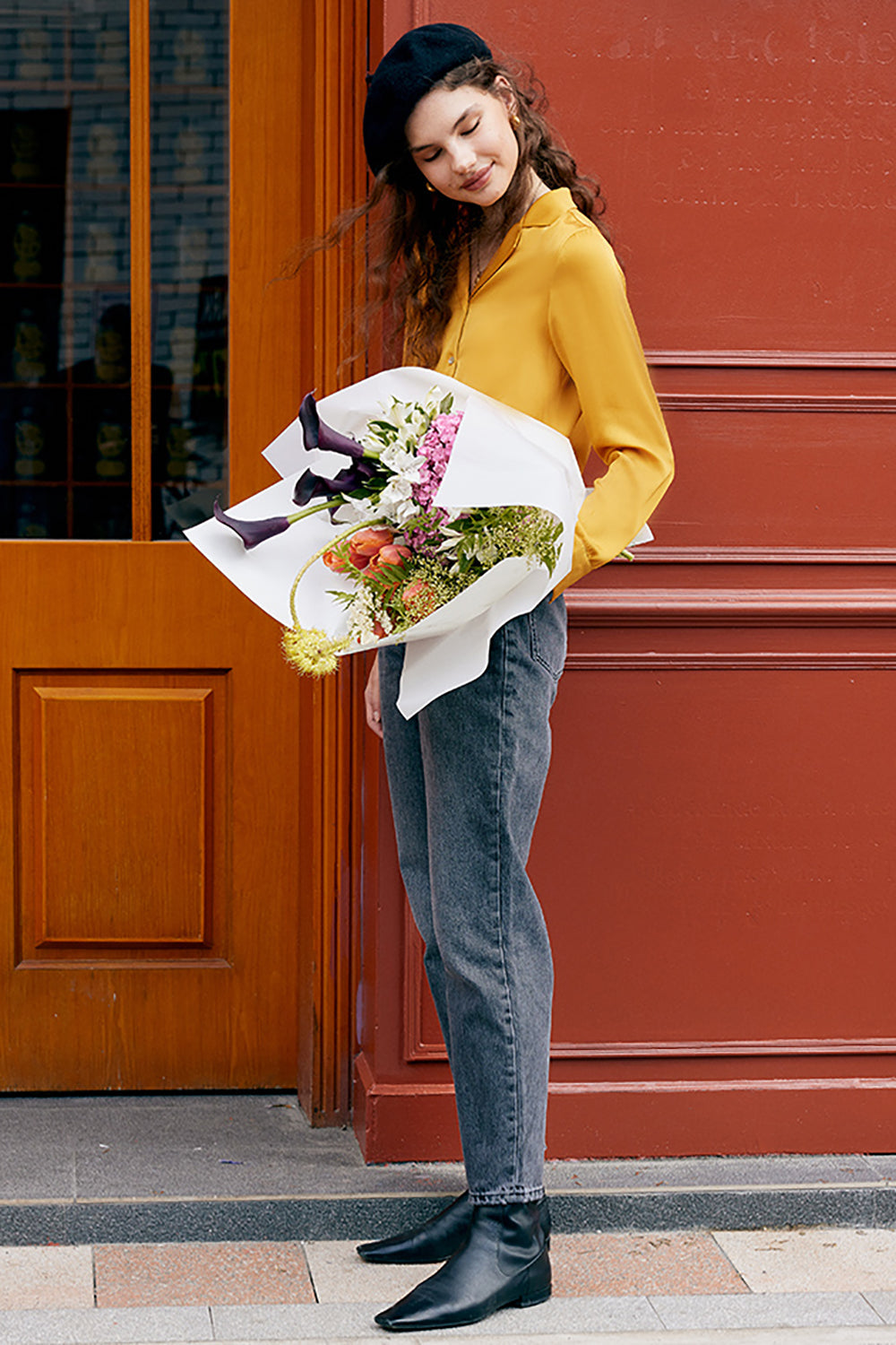 Femme en soie ivoire boutonnée vers le bas chemisier