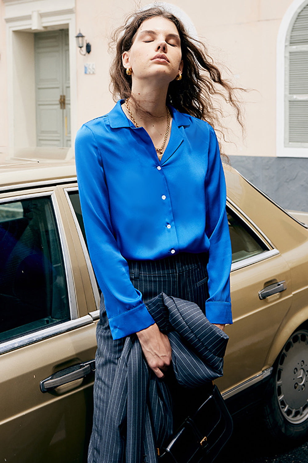 Femme en soie ivoire boutonnée vers le bas chemisier