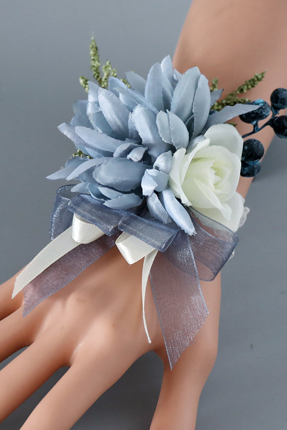 Corsage de poignet bleu gris et hommes boutonnière ensemble pour la fête de mariage de bal