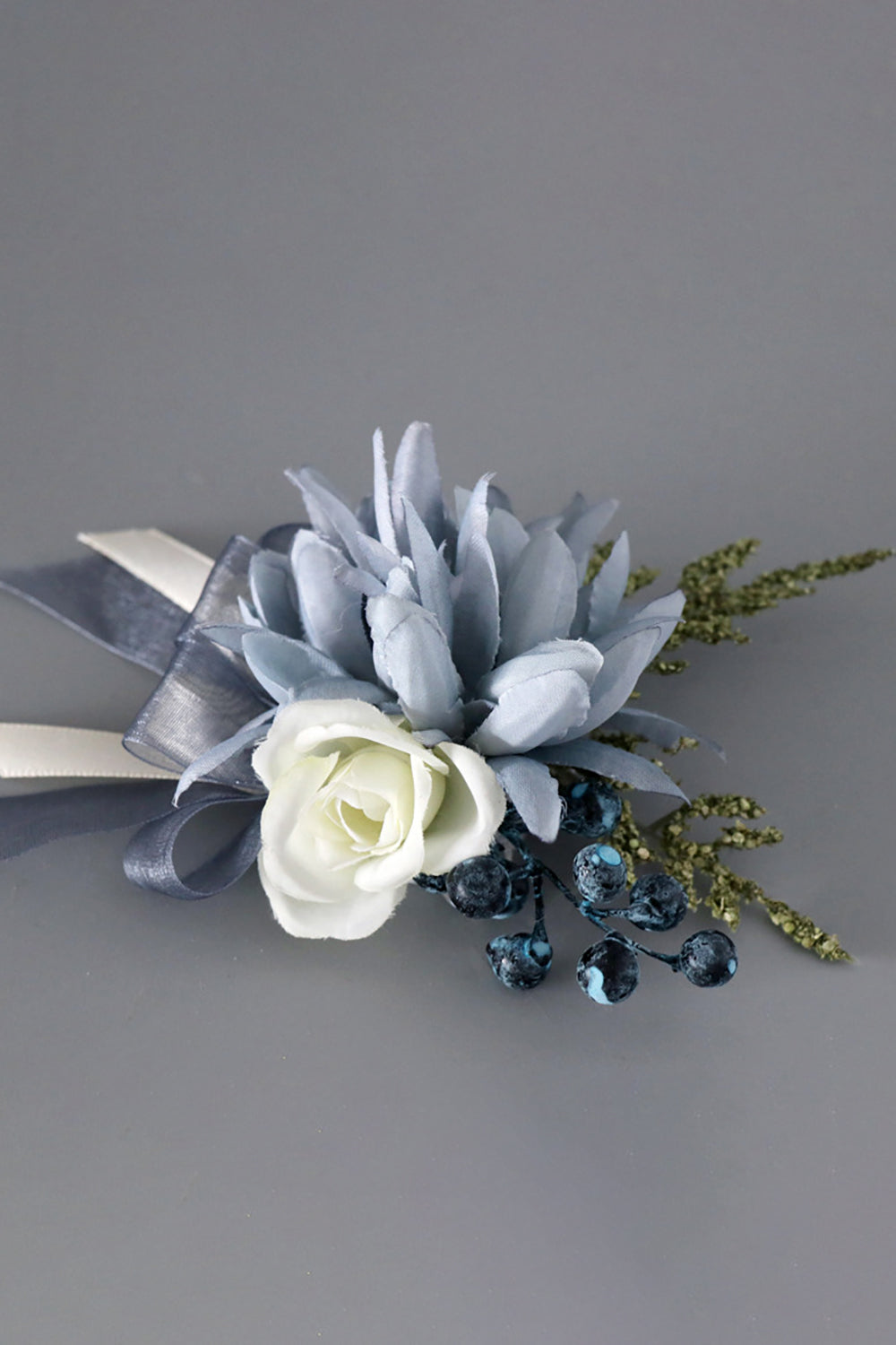 Corsage de poignet bleu gris et hommes boutonnière ensemble pour la fête de mariage de bal