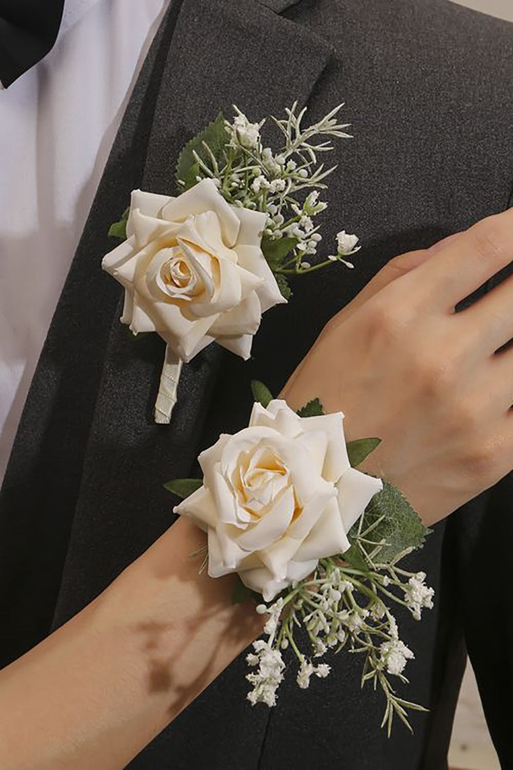 Corsage de poignet Ivoire et hommes boutonnière ensemble pour bal de fin d’année