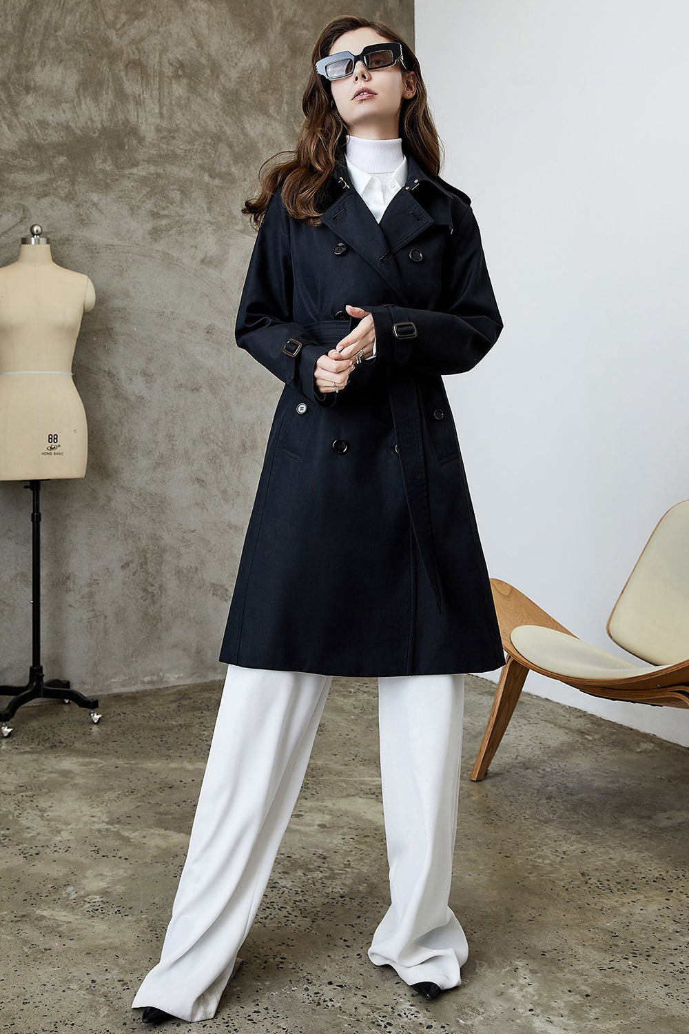 Ttrench à double poitrine à revers noir avec ceinture