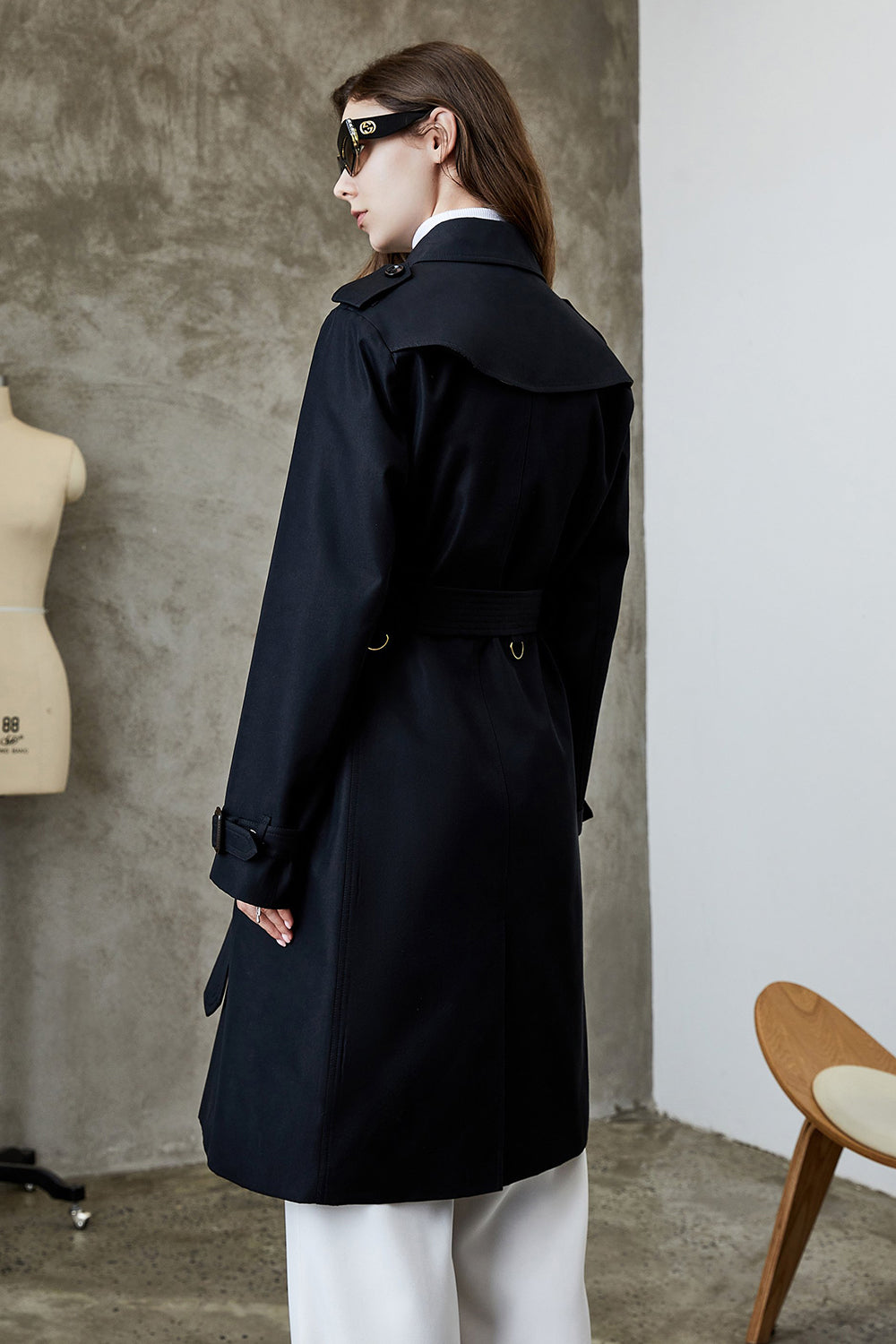 Ttrench à double poitrine à revers noir avec ceinture