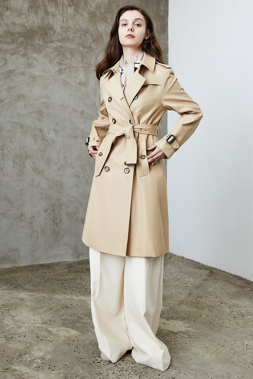 Ttrench à double poitrine à revers noir avec ceinture