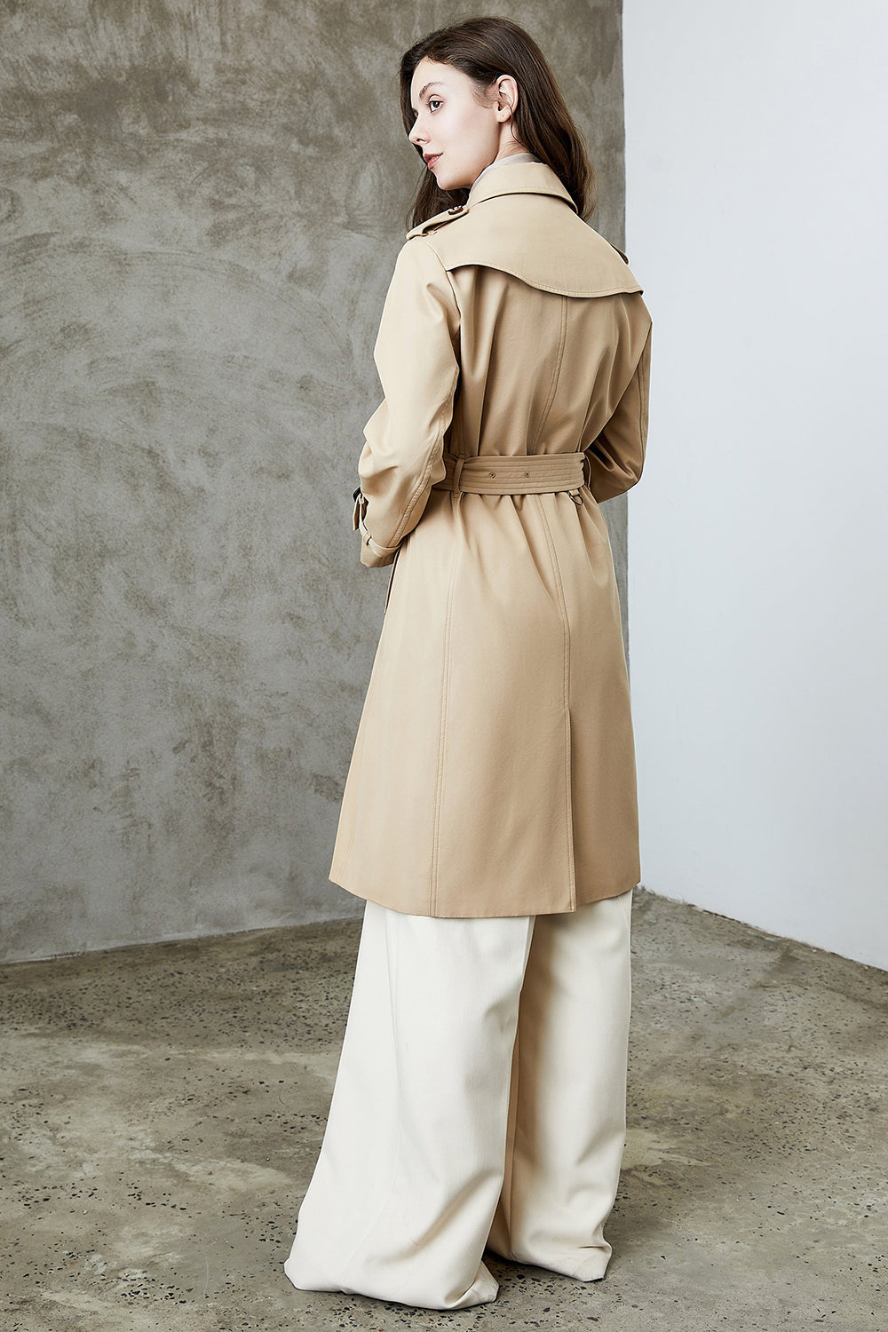 Ttrench à double poitrine à revers noir avec ceinture