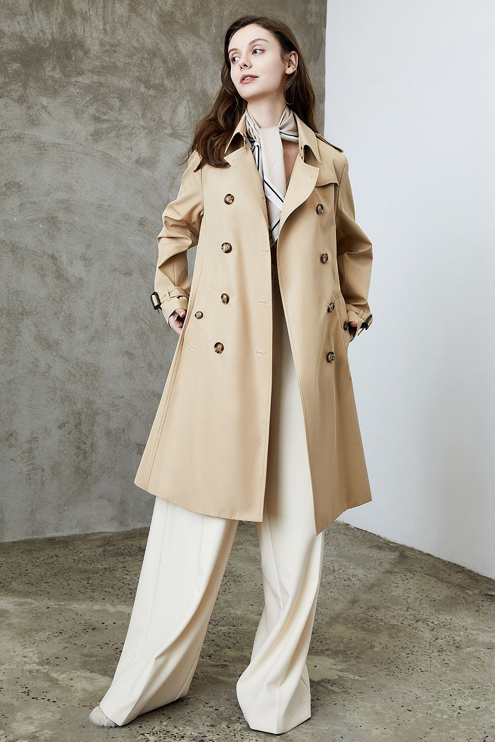 Ttrench à double poitrine à revers noir avec ceinture