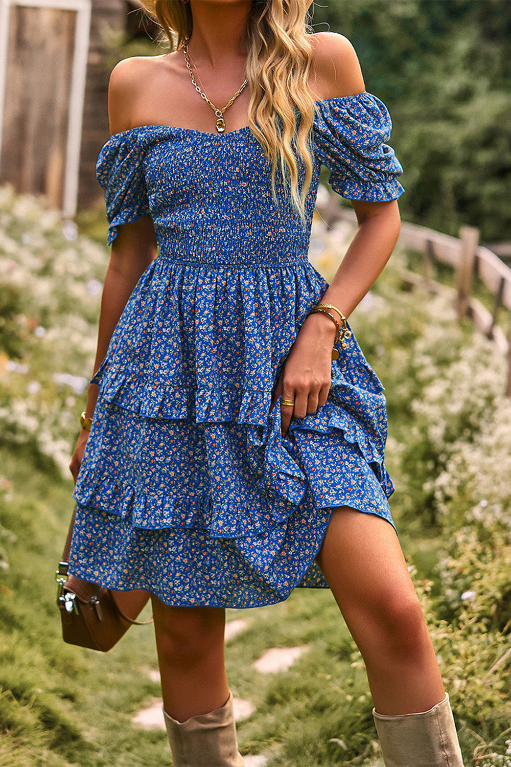 Robe d’été à imprimé floral noir à l’épaule