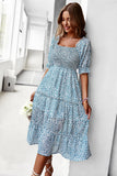 Col carré bleu floral imprimé robe d’été