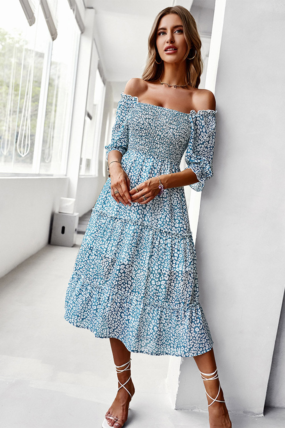 Col carré bleu floral imprimé robe d’été