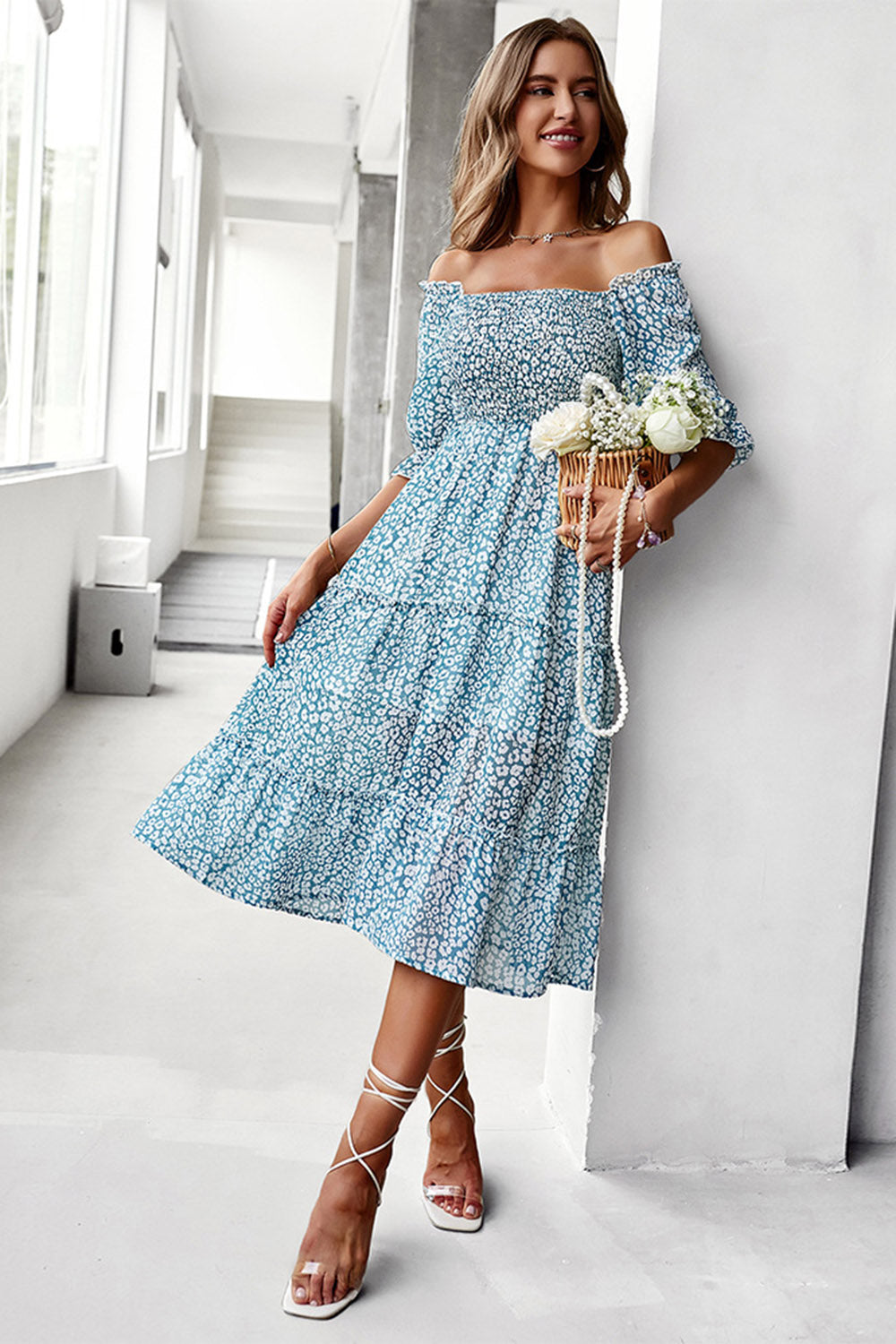 Col carré bleu floral imprimé robe d’été