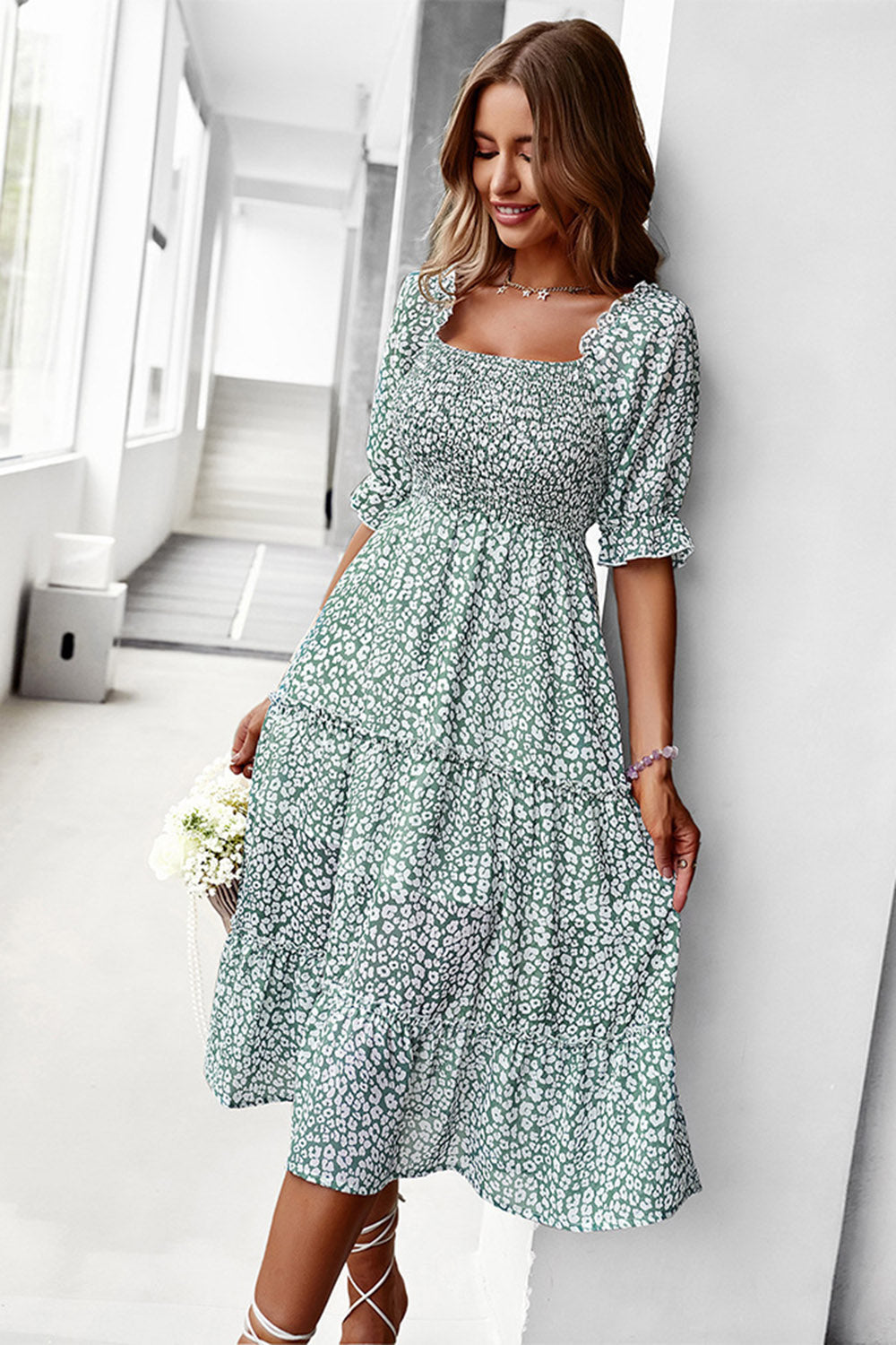 Col carré bleu floral imprimé robe d’été