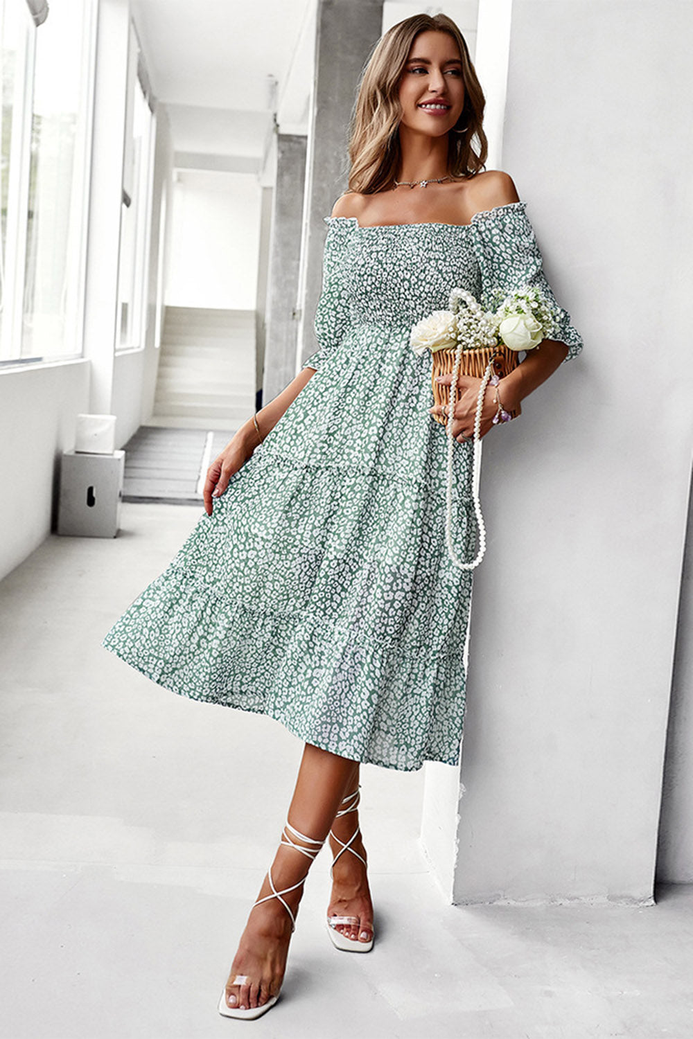 Col carré bleu floral imprimé robe d’été