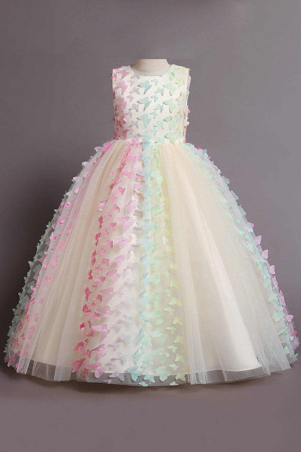 Une robe de fille beige sans manches avec des papillons