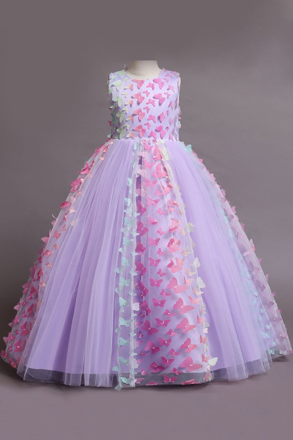 Une robe de fille beige sans manches avec des papillons