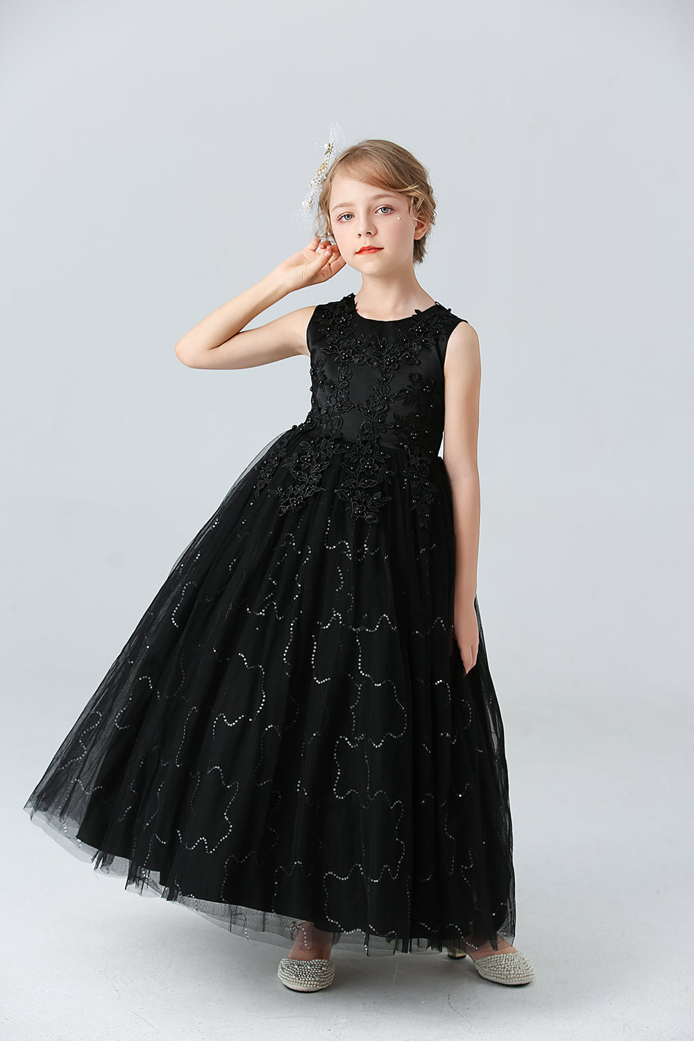 Une ligne perlée robe blanche de fille avec des appliques