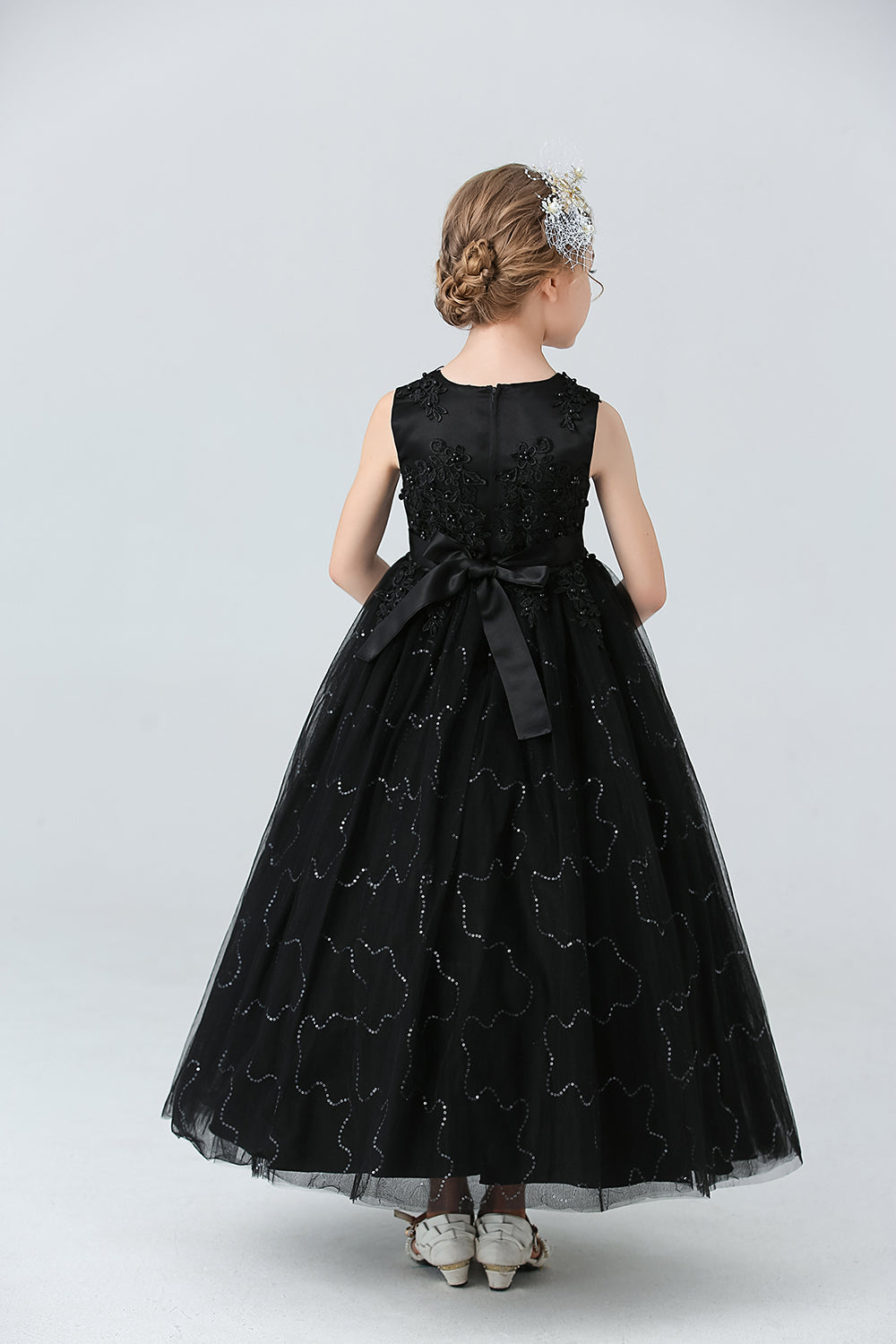 Une ligne perlée robe blanche de fille avec des appliques