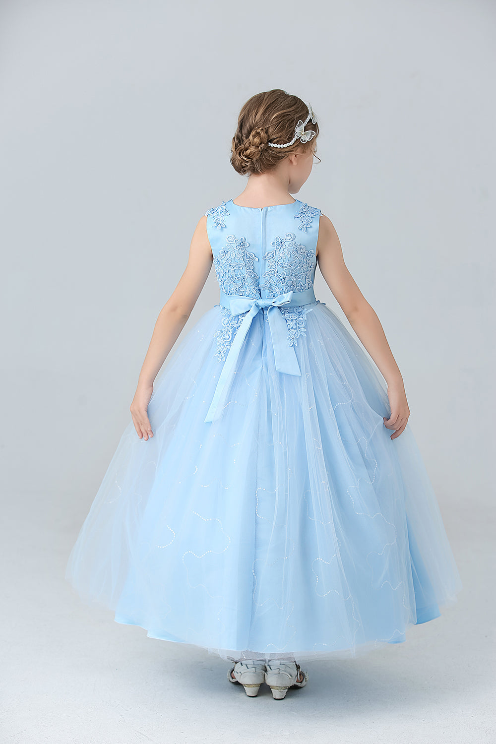 Une ligne perlée robe blanche de fille avec des appliques