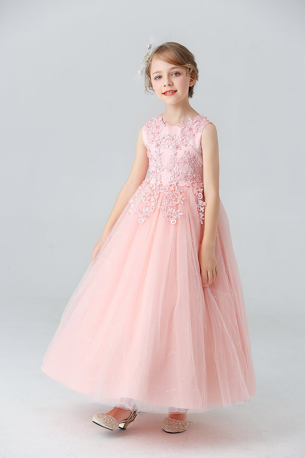 Une ligne perlée robe blanche de fille avec des appliques