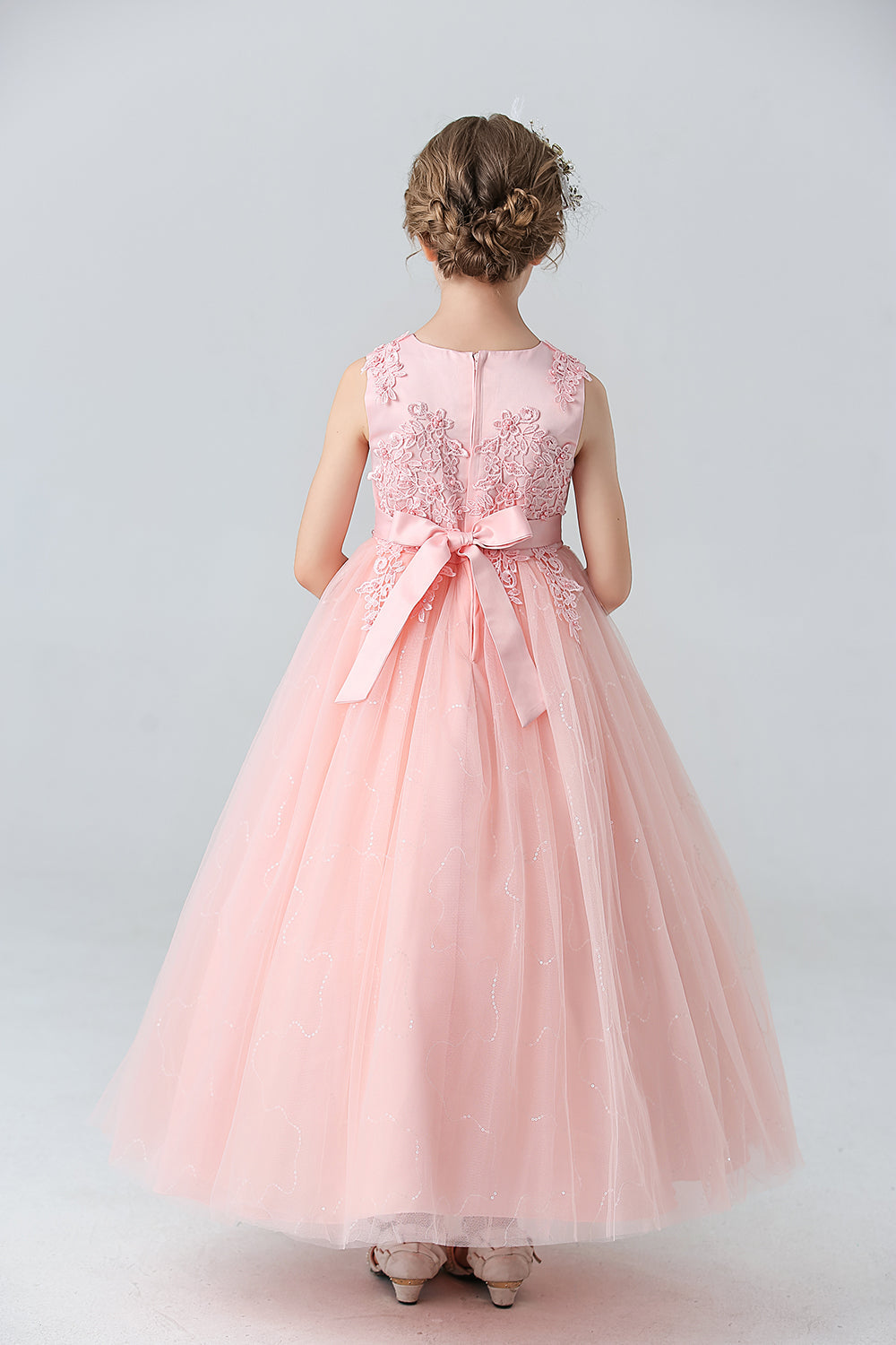 Une ligne perlée robe blanche de fille avec des appliques