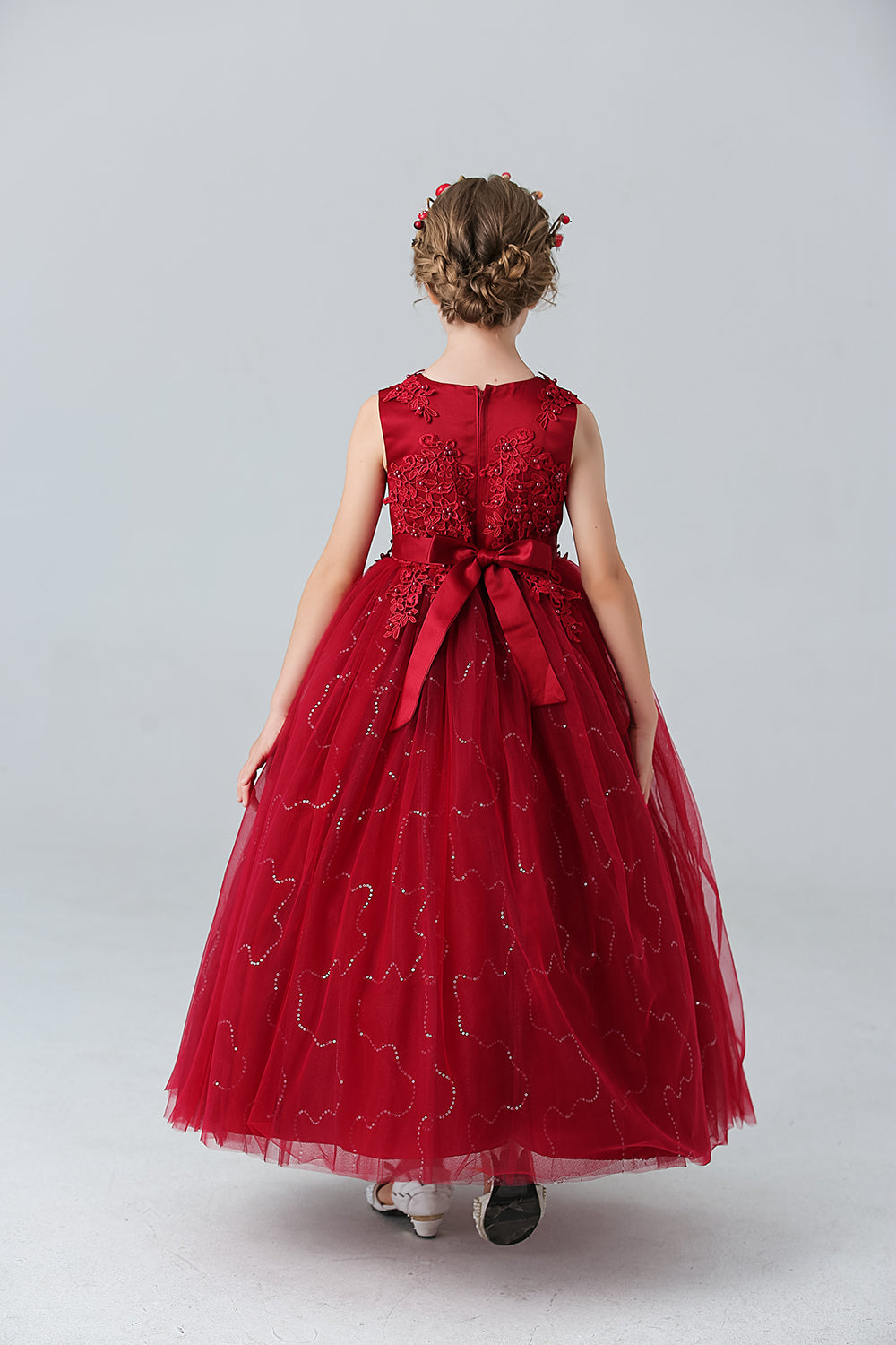 Une ligne perlée robe blanche de fille avec des appliques