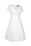 Robe blanche à col en V massif des années 50 avec dentelle