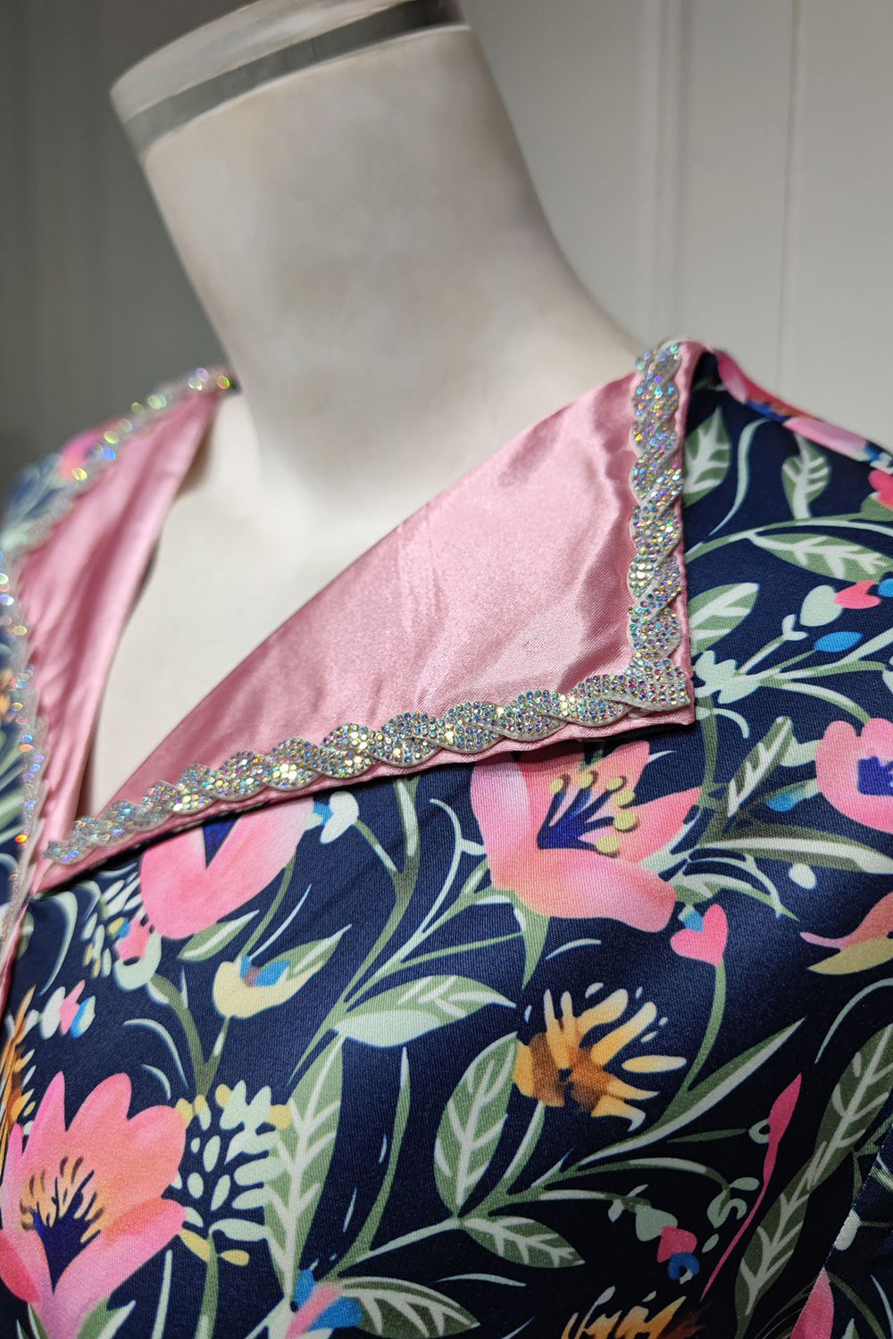 Robe arabe du Moyen-Orient imprimée florale