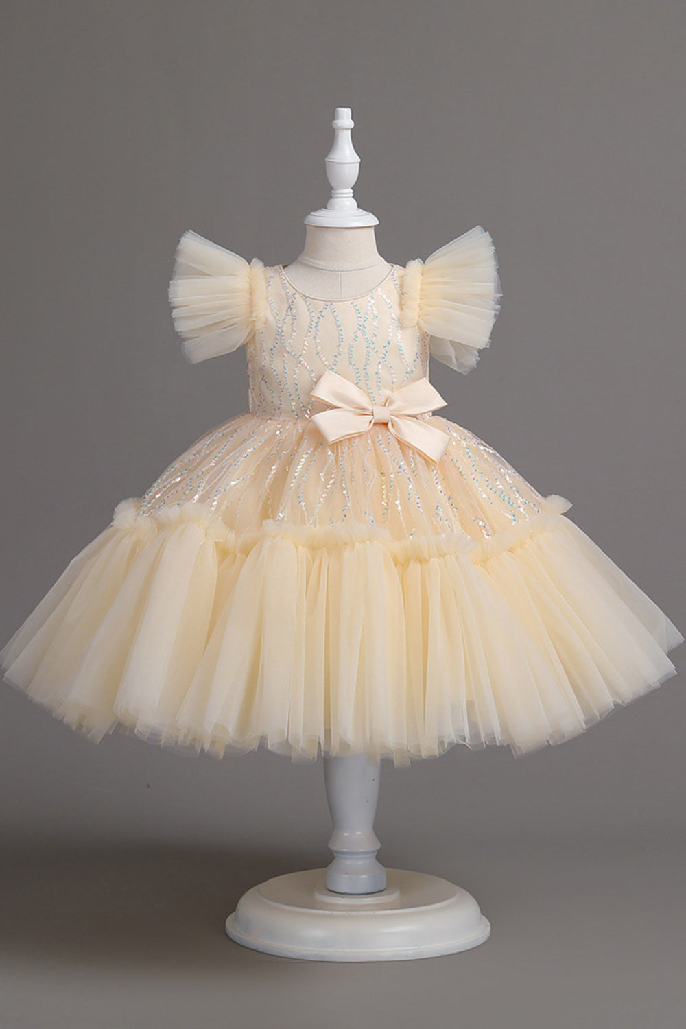 Une ligne Jewel Col Robe Red Girl avec nœud papillon