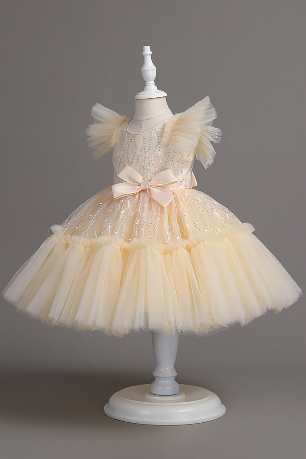 Une ligne Jewel Col Robe Red Girl avec nœud papillon