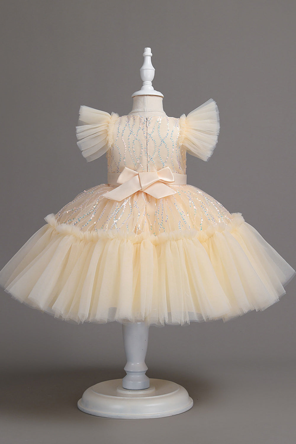 Une ligne Jewel Col Robe Red Girl avec nœud papillon