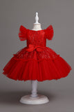 Une ligne Jewel Col Robe Red Girl avec nœud papillon