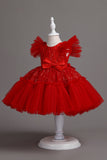 Une ligne Jewel Col Robe Red Girl avec nœud papillon